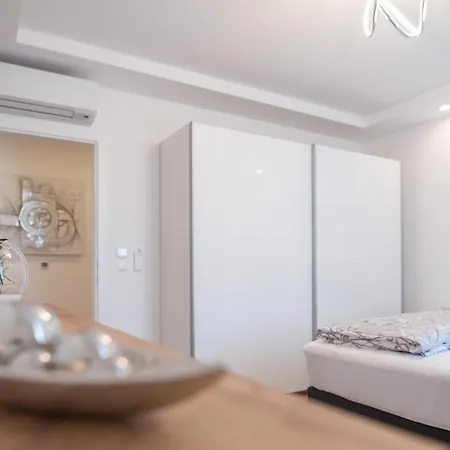 Mh Living - 11 - Modern Living Dream In Center